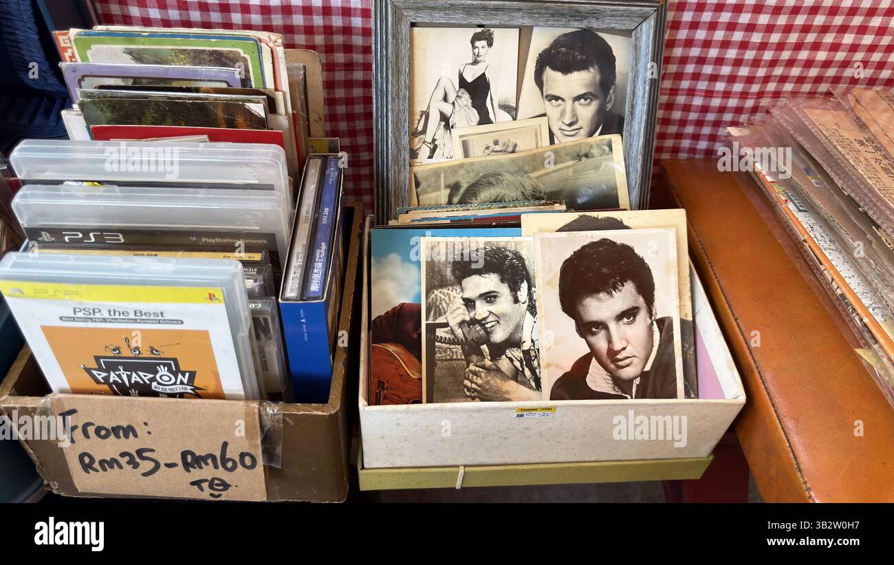 Elvis-Erinnerungsstücke und Vintage-Platten wurden am 13. April 2025 auf dem George Town Market gefunden Stockfoto