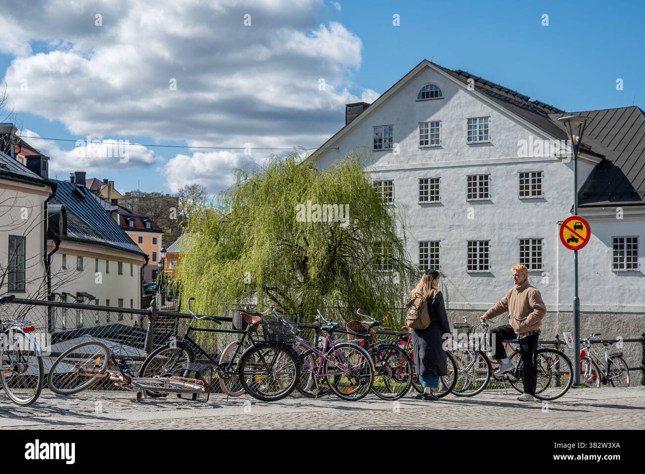 Frühlingsstimmung am Fluss Fyrisån in Uppsala, Schweden Ende April 2025. Uppsala ist eine berühmte Universitätsstadt. Stockfoto