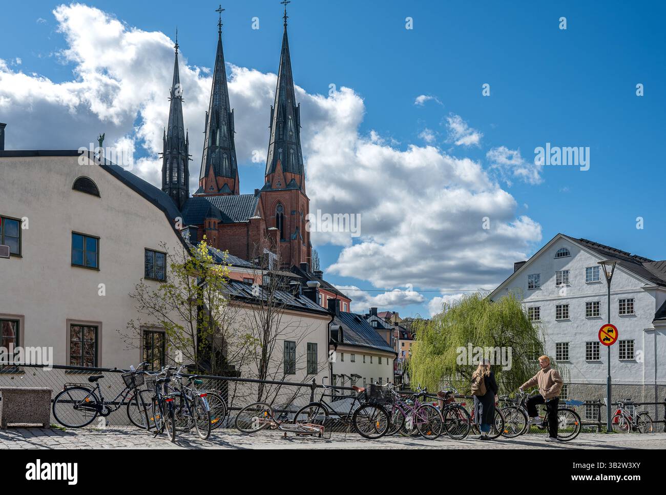 Frühlingsstimmung am Fluss Fyrisån in Uppsala, Schweden Ende April 2025. Uppsala ist eine berühmte Universitätsstadt. Stockfoto