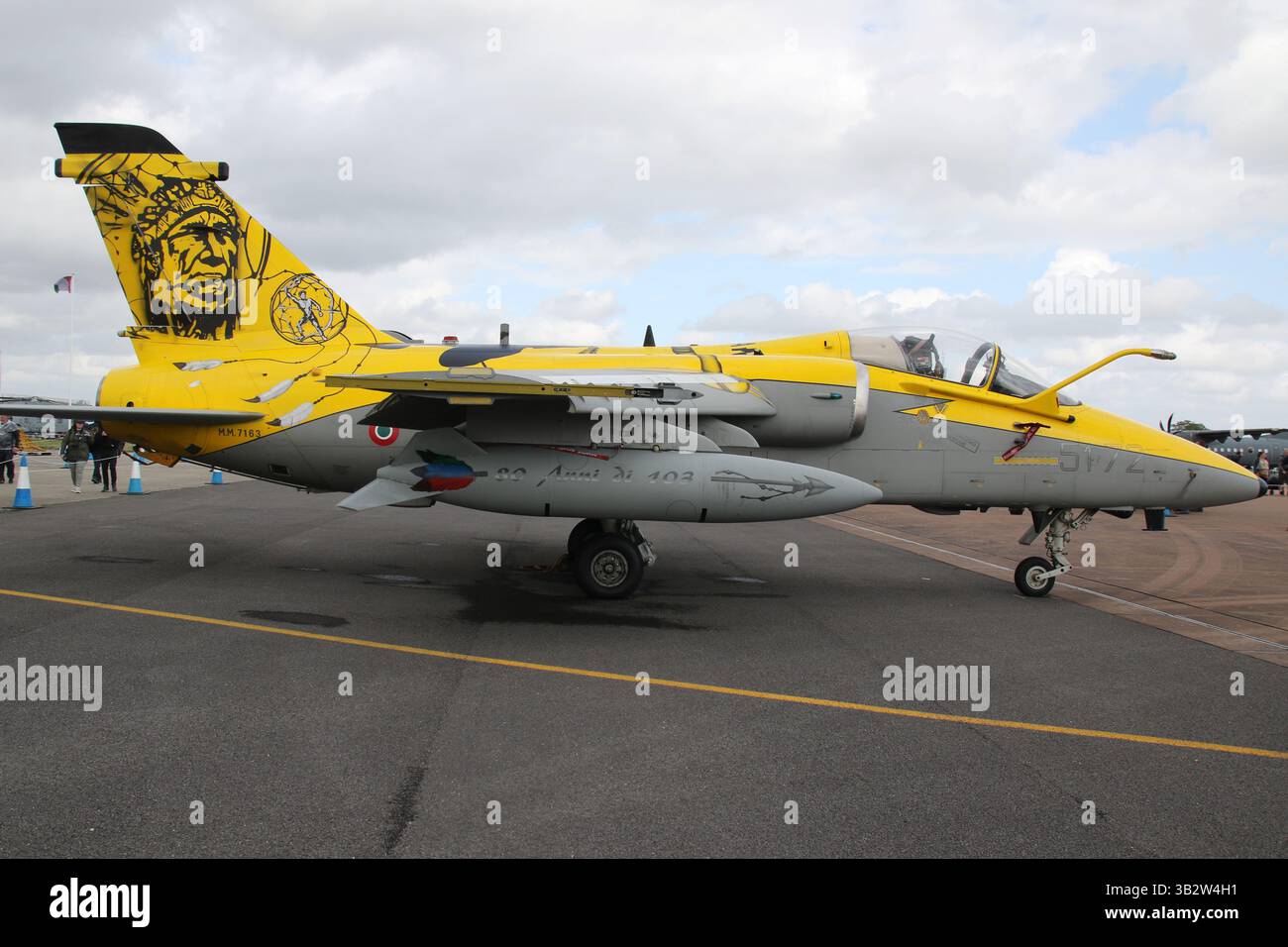 MM7163/51-72, ein AMX International A-11B Ghibli, betrieben von 103° Gruppo, 51° Stormo der italienischen Luftwaffe, auf statischer Anzeige beim Royal International Air Tattoo 2023, das bei der RAF Fairford in Gloucestershire, England, stattfand. Das Flugzeug trägt ein spezielles Programm zum 80. Jahrestag der 103° Gruppo. Stockfoto