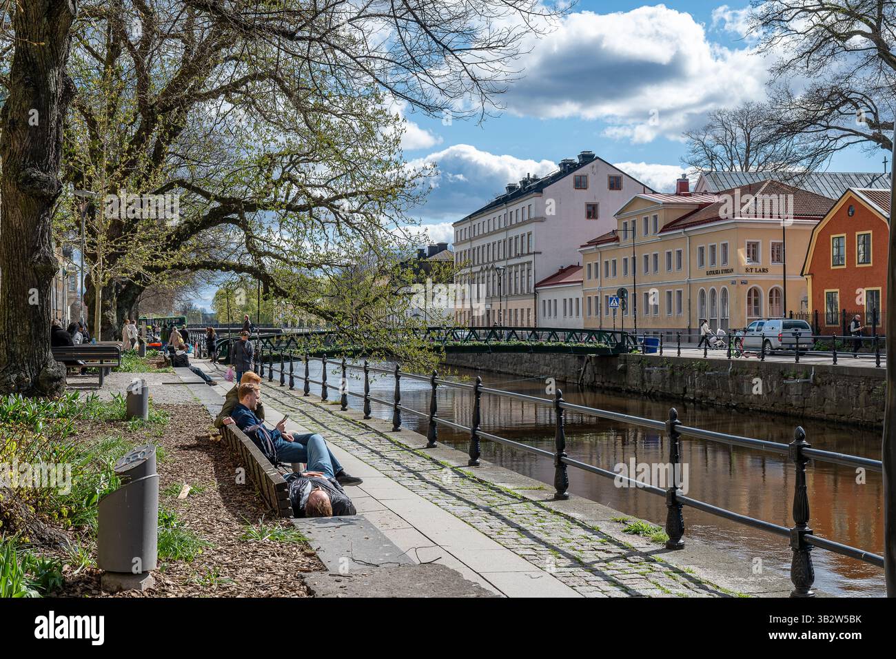 Frühlingsstimmung am Fluss Fyrisån in Uppsala, Schweden Ende April 2025. Uppsala ist eine berühmte Universitätsstadt. Stockfoto