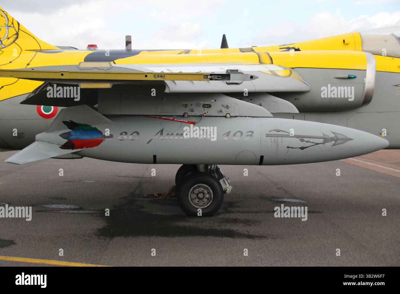 MM7163/51-72, ein AMX International A-11B Ghibli, betrieben von 103° Gruppo, 51° Stormo der italienischen Luftwaffe, auf statischer Anzeige beim Royal International Air Tattoo 2023, das bei der RAF Fairford in Gloucestershire, England, stattfand. Das Flugzeug trägt ein spezielles Programm zum 80. Jahrestag der 103° Gruppo. Stockfoto