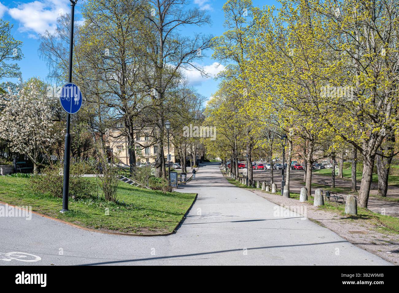 Der Odinslund Park an einem sonnigen Frühlingstag Ende April 2025 in Uppsala, Schweden. Stockfoto