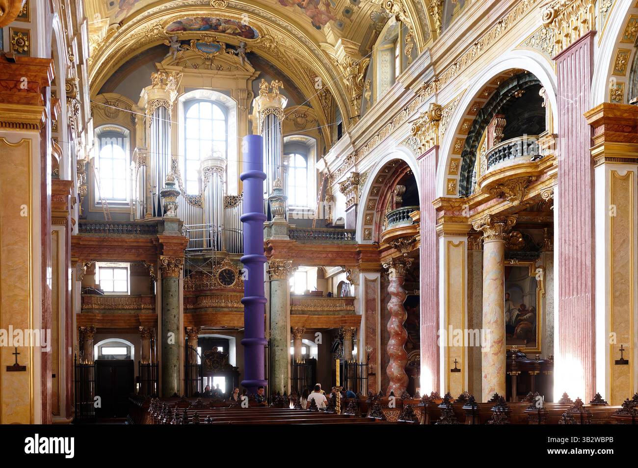 Wien, Österreich. Jesuitenkirche im 1. Bezirk, zweigeschossige Galerie mit der rund 12 Meter hohen Orgel, Gisela Stiegler die 41. Säule, 2024, Kunststoff- und Aluminiumkonstruktion Stockfoto Wien, Österreich. Jesuitenkirche im 1. Bezirk, zweigeschossige Galerie mit der rund 12 Meter hohen Orgel, Gisela Stiegler die 41. Säule, 2024, Kunststoff- und Aluminiumkonstruktion Stockfoto
