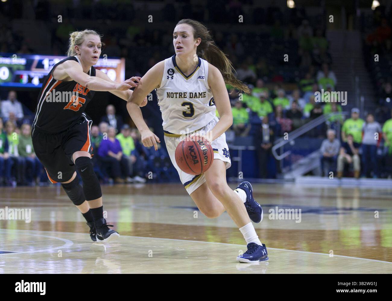28. Dezember 2015: Marina Mabrey (3) fährt zum Korb, als Jamie Weisner (15) während der NCAA-Basketballspiele zwischen den Notre Dame Fighting Irish und den Oregon State Beavers im Purcell Pavilion im Joyce Center in South Bend, Indiana, verteidigt. Notre Dame besiegte Oregon State von 62 bis 61. John Mersits/CSM(Bild: © John Mersits/CSM via ZUMA Wire) Stockfoto 28. Dezember 2015: Marina Mabrey (3) fährt zum Korb, als Jamie Weisner (15) während der NCAA-Basketballspiele zwischen den Notre Dame Fighting Irish und den Oregon State Beavers im Purcell Pavilion im Joyce Center in South Bend, Indiana, verteidigt. Notre Dame besiegte Oregon State von 62 bis 61. John Mersits/CSM(Bild: © John Mersits/CSM via ZUMA Wire) Stockfoto