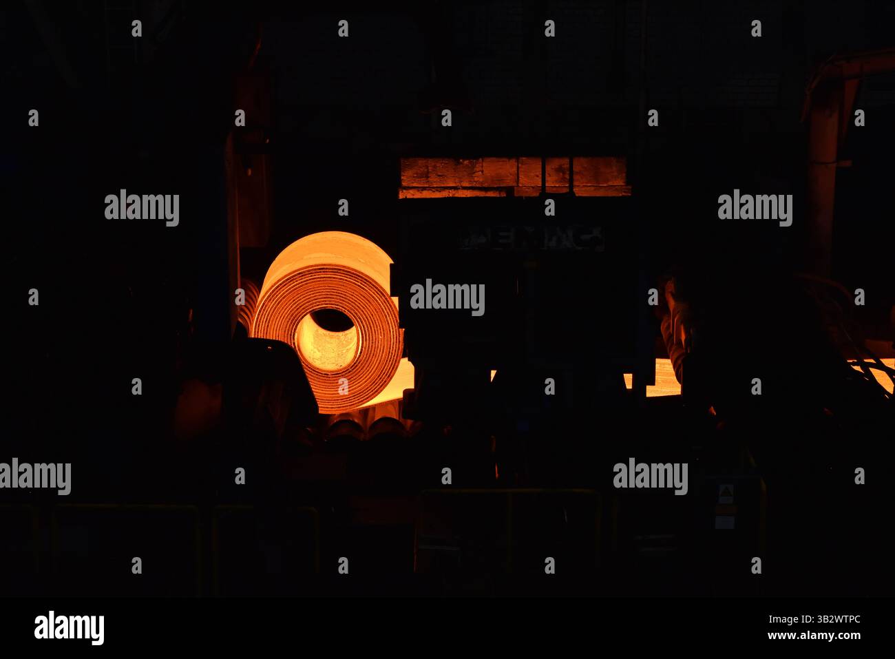 Glühende Walze Metall in einem Stahlwerk - Industrie Fabrik für die Produktion von Blechen Stockfoto