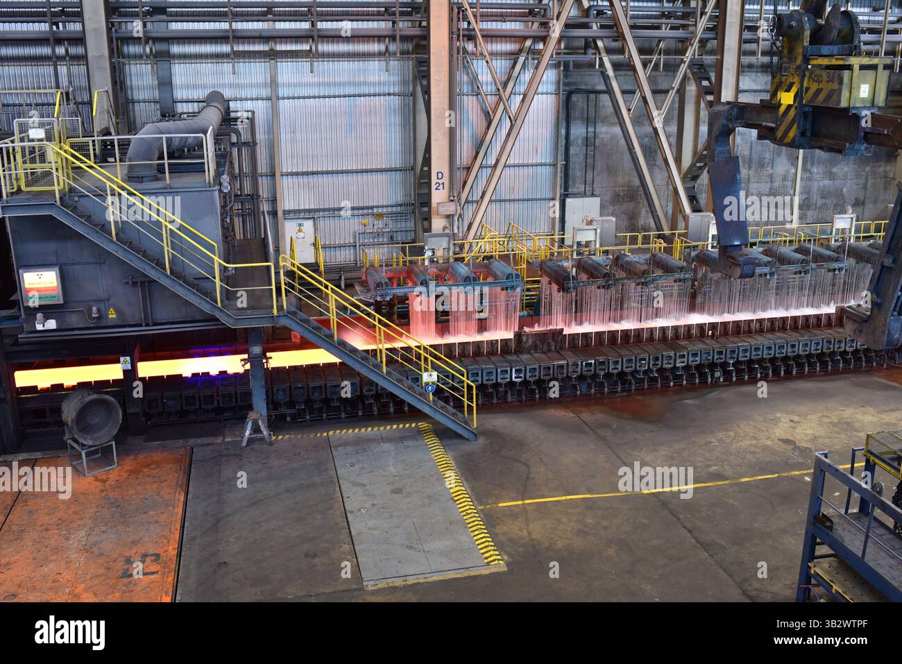 Industrielle Anlage für die Produktion von Blechen in einem Stahlwerk Stockfoto