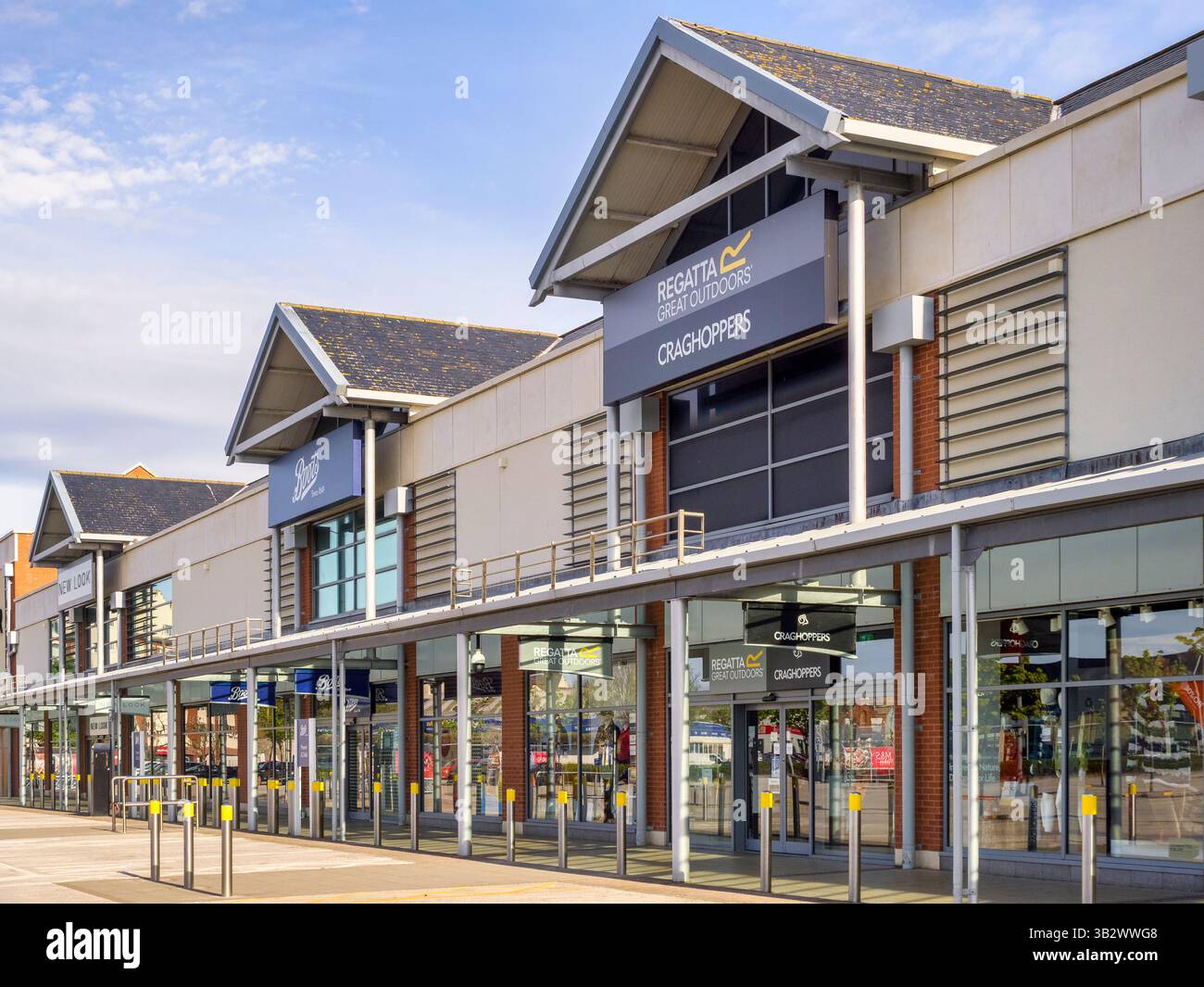 Parc Llandudno Retail Park, Llandudno, North Wales, mit Regatta Great Outdoors, Craghoppers, Boots und New Look Stores. Sonniger Morgen vor dem... Stockfoto