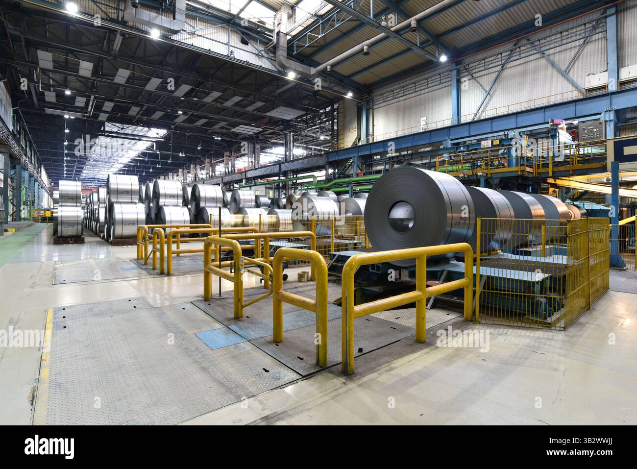 Industrielle Anlage für die Produktion von Blechen in einem Stahlwerk - Lagerung von Blatt rollen Stockfoto
