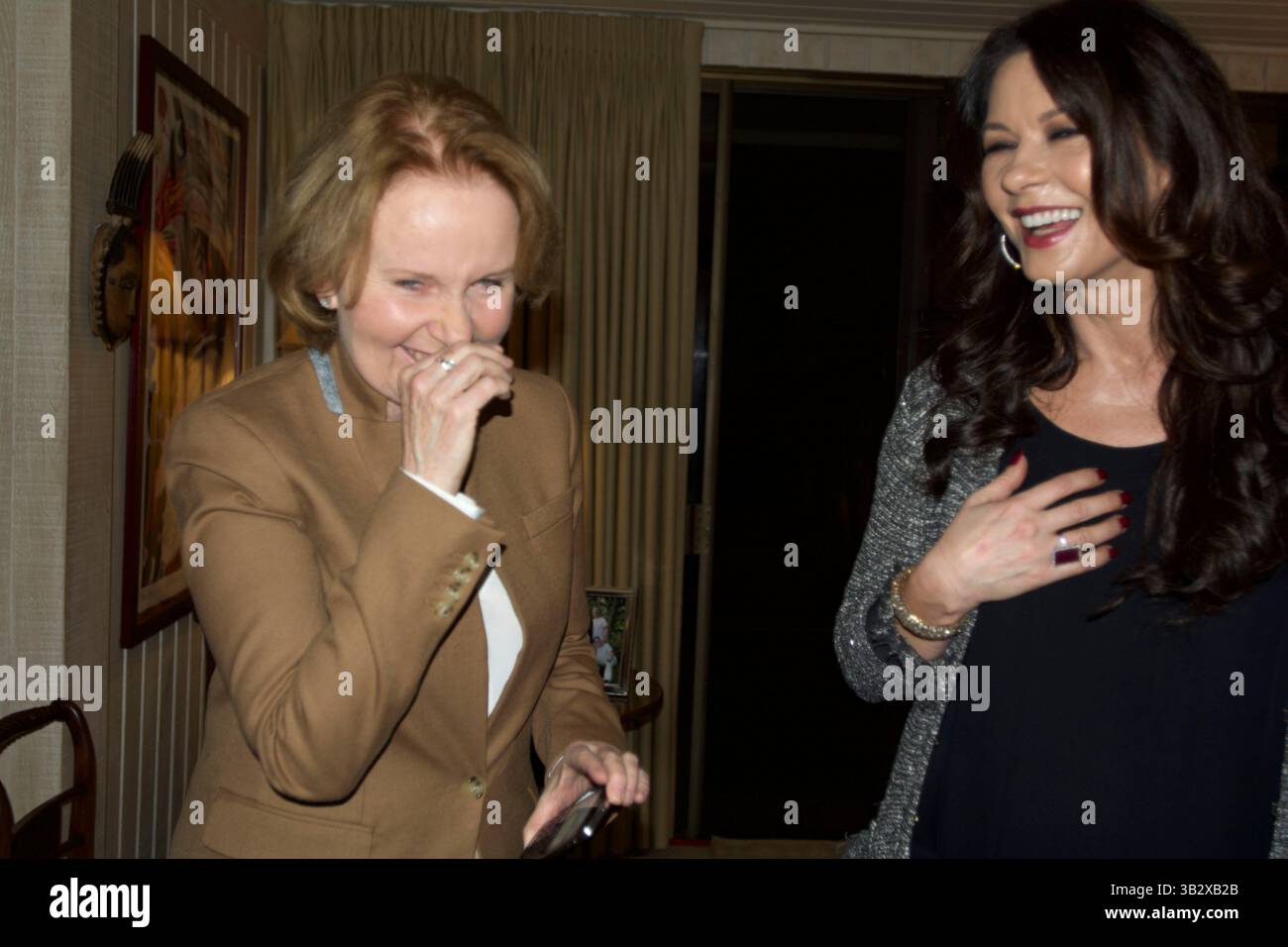 9. Dezember 2015 – Beverly Hills, Kalifornien, USA – KATE BURTON, Tochter von Richard Burton, links, lacht mit CATHERINE ZETA-JONES bei Kirk Douglas zum 99. Geburtstag. (Bild: © Michael Jacobs via ZUMA Wire) Stockfoto