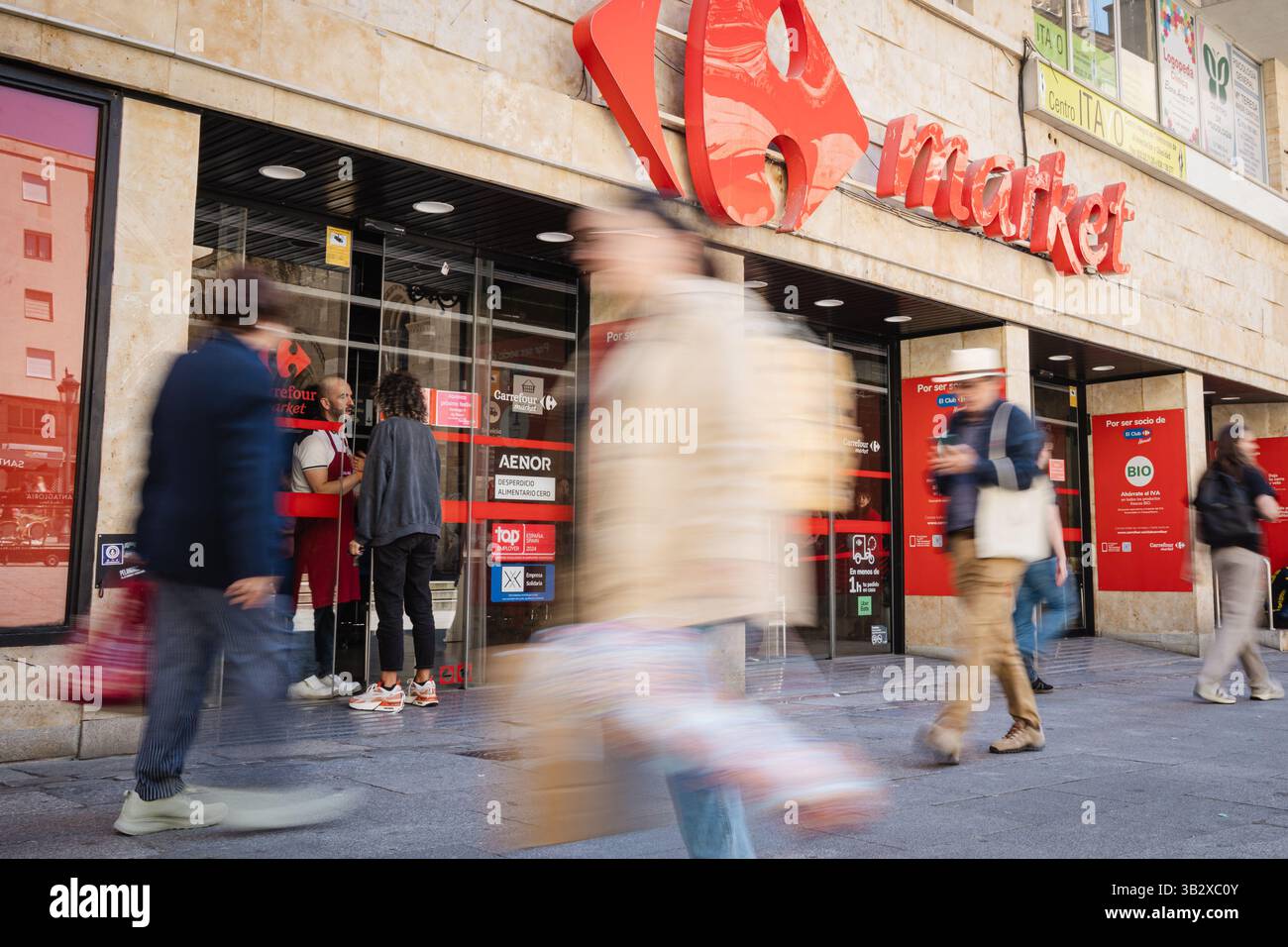 Kunden interagieren mit Carrefour Market-Mitarbeitern während eines Stromausfalls in Salamanca, da ein Stromausfall in Spanien und Portugal den Supermarktbetrieb stört Stockfoto