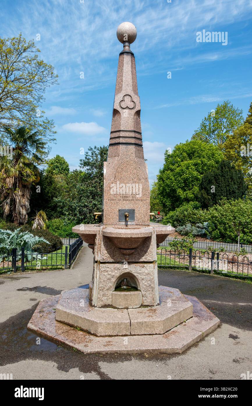 Der Beck & Runtz Fountain, ein restaurierter und funktionierender viktorianischer öffentlicher Trinkbrunnen im Clissold Park, North London, Großbritannien. Eingeschrieben in den Marmor von Stockfoto