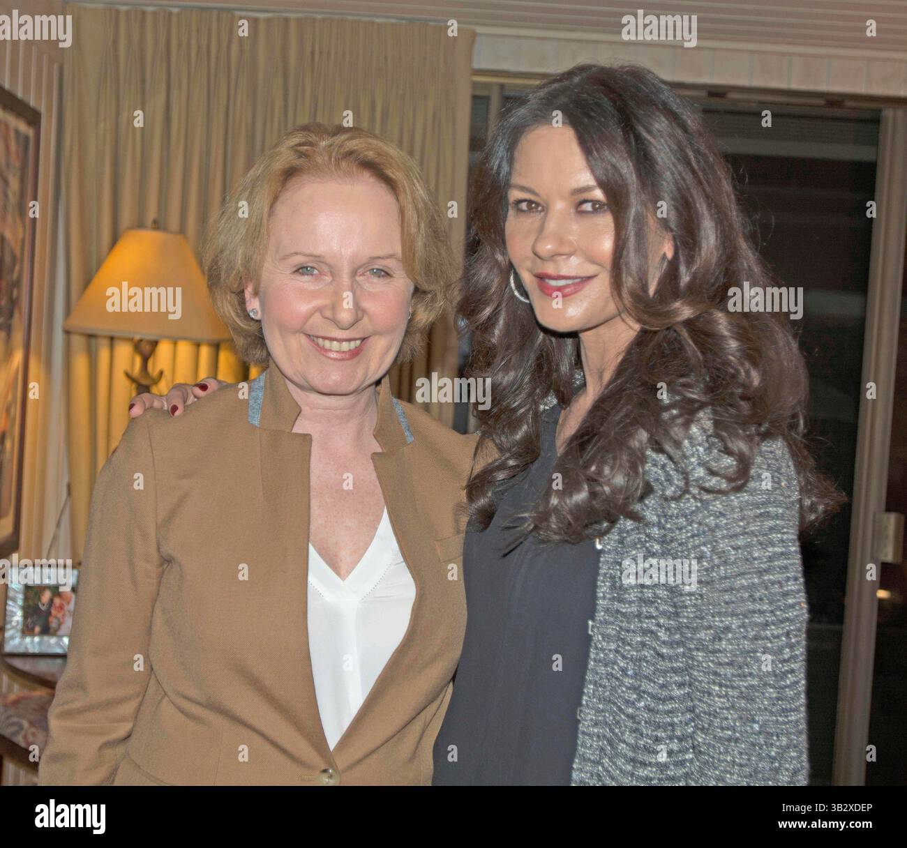 9. Dezember 2015: Beverly Hills, Kalifornien, USA: KATE BURTON (Vater Richard Burton) und CATHERINE ZETA JONES bei Kirk Douglas' 99. Geburtstag in seinem Haus in Beverly Hills. (Bild: © Michael Jacobs via ZUMA Wire) Stockfoto