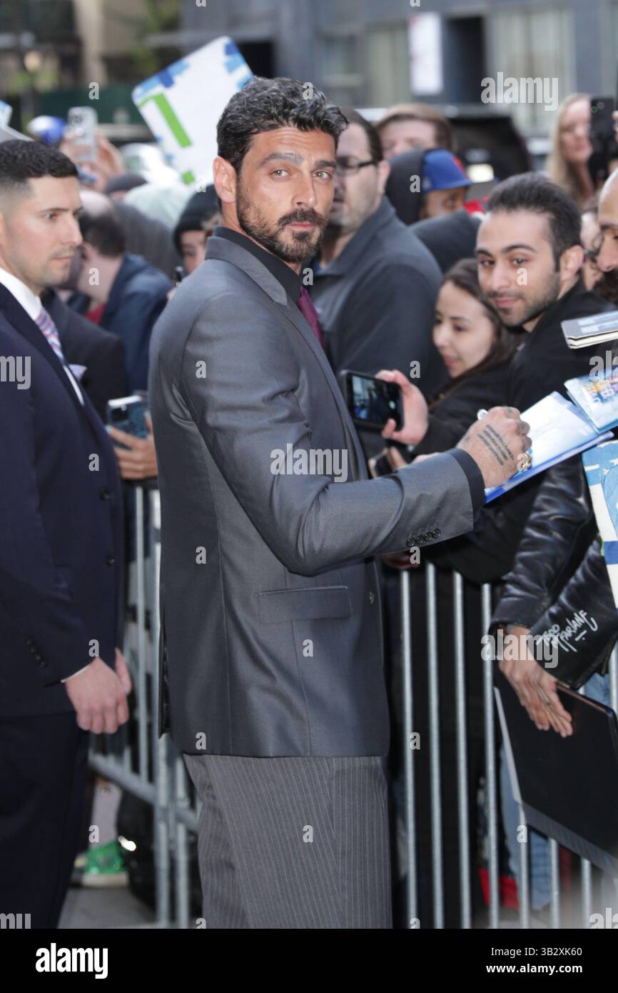 NEW YORK, NY - 27. APRIL 2025: Michele Morrone nahm an der Premiere von Another Simple Favor im Jazz at Lincoln Center Teil und machte große Aufmerksamkeit auf den roten Teppich. Lebhaft in einem mintgrünen Kleid mit einem Mieder im Korsettenstil und einem Zug, während Reynolds einen eleganten, maßgeschneiderten grauen Anzug trug. Die Premiere, die im Rahmen von Lively' laufendem Rechtsstreit mit Justin Baldoni stattfand, zog auch andere Prominente und Branchenexperten an, um die bevorstehende Veröffentlichung des Films auf Prime Video zu feiern. (Foto: Giada Papini Rampelotto/EuropaNewswire). Stockfoto