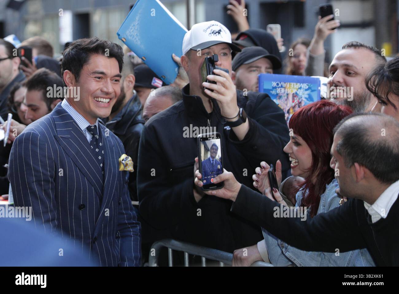 NEW YORK, NY - 27. APRIL 2025: Henry Golding nahm an der Premiere von Another Simple Favor im Jazz at Lincoln Center Teil und machte große Aufmerksamkeit auf den roten Teppich. Lebhaft in einem mintgrünen Kleid mit einem Mieder im Korsettenstil und einem Zug, während Reynolds einen eleganten, maßgeschneiderten grauen Anzug trug. Die Premiere, die im Rahmen von Lively' laufendem Rechtsstreit mit Justin Baldoni stattfand, zog auch andere Prominente und Branchenexperten an, um die bevorstehende Veröffentlichung des Films auf Prime Video zu feiern. (Foto: Giada Papini Rampelotto/EuropaNewswire). Stockfoto