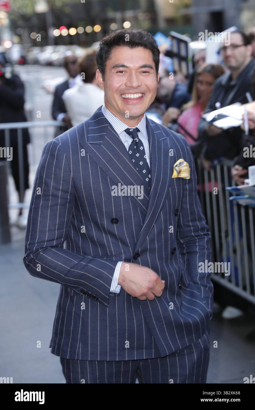 NEW YORK, NY - 27. APRIL 2025: Henry Golding nahm an der Premiere von Another Simple Favor im Jazz at Lincoln Center Teil und machte große Aufmerksamkeit auf den roten Teppich. Lebhaft in einem mintgrünen Kleid mit einem Mieder im Korsettenstil und einem Zug, während Reynolds einen eleganten, maßgeschneiderten grauen Anzug trug. Die Premiere, die im Rahmen von Lively' laufendem Rechtsstreit mit Justin Baldoni stattfand, zog auch andere Prominente und Branchenexperten an, um die bevorstehende Veröffentlichung des Films auf Prime Video zu feiern. (Foto: Giada Papini Rampelotto/EuropaNewswire). Stockfoto