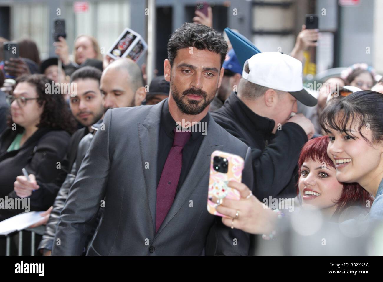 NEW YORK, NY - 27. APRIL 2025: Michele Morrone nahm an der Premiere von Another Simple Favor im Jazz at Lincoln Center Teil und machte große Aufmerksamkeit auf den roten Teppich. Lebhaft in einem mintgrünen Kleid mit einem Mieder im Korsettenstil und einem Zug, während Reynolds einen eleganten, maßgeschneiderten grauen Anzug trug. Die Premiere, die im Rahmen von Lively' laufendem Rechtsstreit mit Justin Baldoni stattfand, zog auch andere Prominente und Branchenexperten an, um die bevorstehende Veröffentlichung des Films auf Prime Video zu feiern. (Foto: Giada Papini Rampelotto/EuropaNewswire). Stockfoto