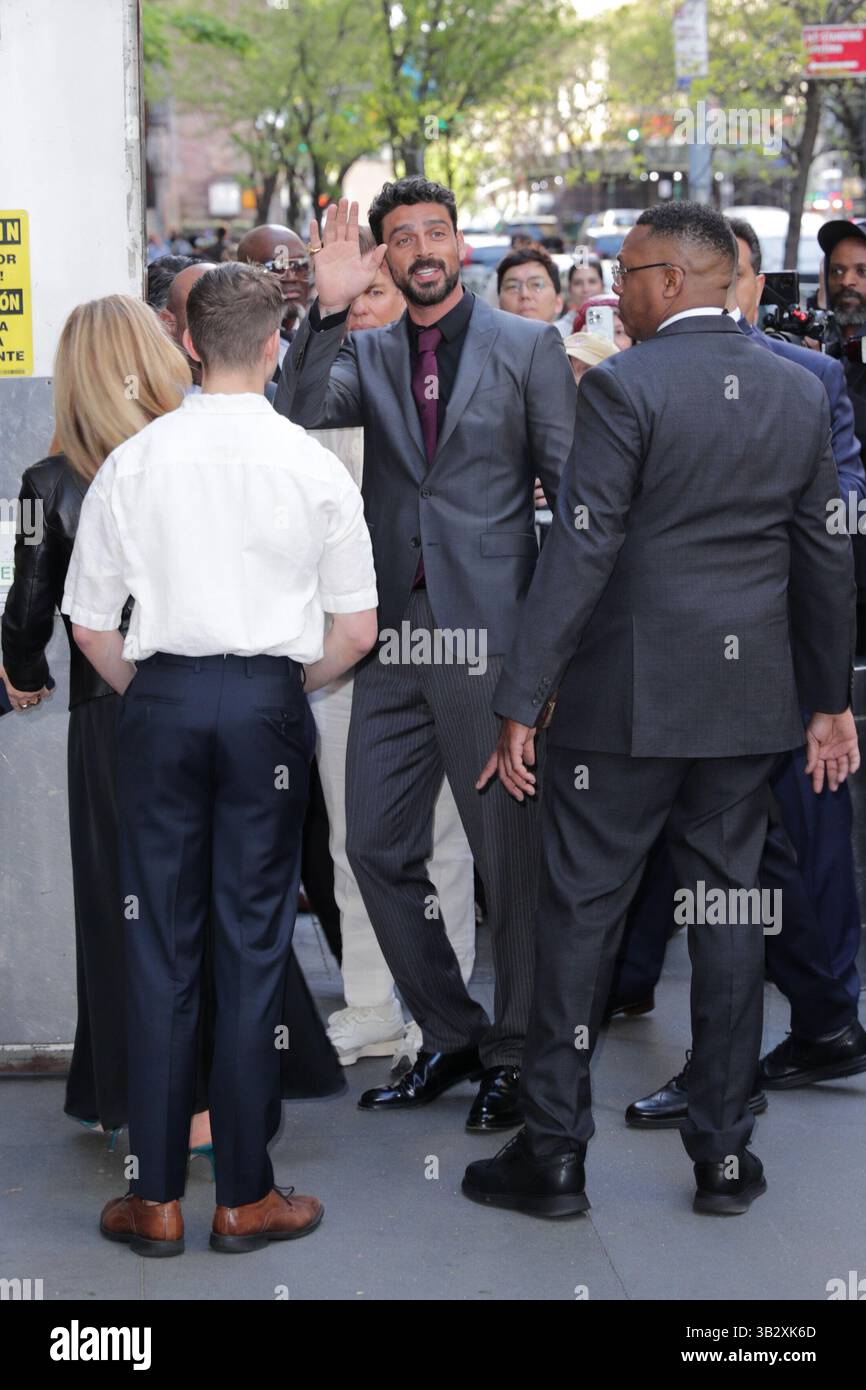 NEW YORK, NY - 27. APRIL 2025: Michele Morrone nahm an der Premiere von Another Simple Favor im Jazz at Lincoln Center Teil und machte große Aufmerksamkeit auf den roten Teppich. Lebhaft in einem mintgrünen Kleid mit einem Mieder im Korsettenstil und einem Zug, während Reynolds einen eleganten, maßgeschneiderten grauen Anzug trug. Die Premiere, die im Rahmen von Lively' laufendem Rechtsstreit mit Justin Baldoni stattfand, zog auch andere Prominente und Branchenexperten an, um die bevorstehende Veröffentlichung des Films auf Prime Video zu feiern. (Foto: Giada Papini Rampelotto/EuropaNewswire). Stockfoto