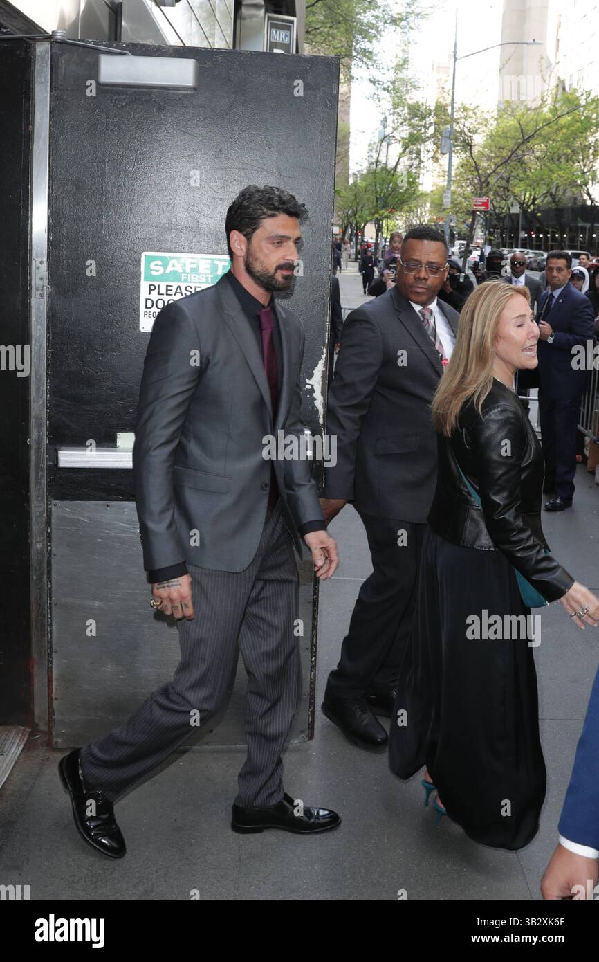 NEW YORK, NY - 27. APRIL 2025: Michele Morrone nahm an der Premiere von Another Simple Favor im Jazz at Lincoln Center Teil und machte große Aufmerksamkeit auf den roten Teppich. Lebhaft in einem mintgrünen Kleid mit einem Mieder im Korsettenstil und einem Zug, während Reynolds einen eleganten, maßgeschneiderten grauen Anzug trug. Die Premiere, die im Rahmen von Lively' laufendem Rechtsstreit mit Justin Baldoni stattfand, zog auch andere Prominente und Branchenexperten an, um die bevorstehende Veröffentlichung des Films auf Prime Video zu feiern. (Foto: Giada Papini Rampelotto/EuropaNewswire). Stockfoto