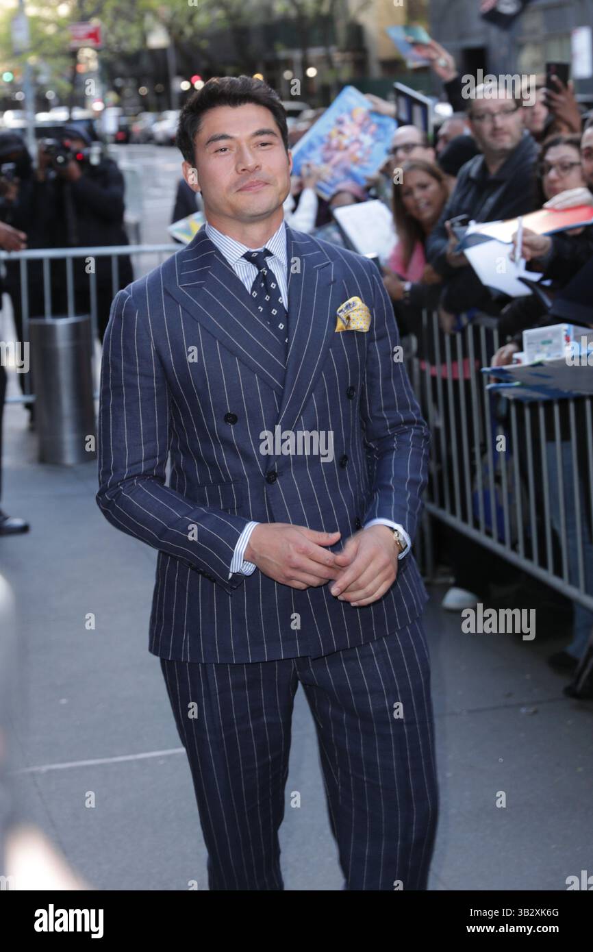 NEW YORK, NY - 27. APRIL 2025: Henry Golding nahm an der Premiere von Another Simple Favor im Jazz at Lincoln Center Teil und machte große Aufmerksamkeit auf den roten Teppich. Lebhaft in einem mintgrünen Kleid mit einem Mieder im Korsettenstil und einem Zug, während Reynolds einen eleganten, maßgeschneiderten grauen Anzug trug. Die Premiere, die im Rahmen von Lively' laufendem Rechtsstreit mit Justin Baldoni stattfand, zog auch andere Prominente und Branchenexperten an, um die bevorstehende Veröffentlichung des Films auf Prime Video zu feiern. (Foto: Giada Papini Rampelotto/EuropaNewswire). Stockfoto