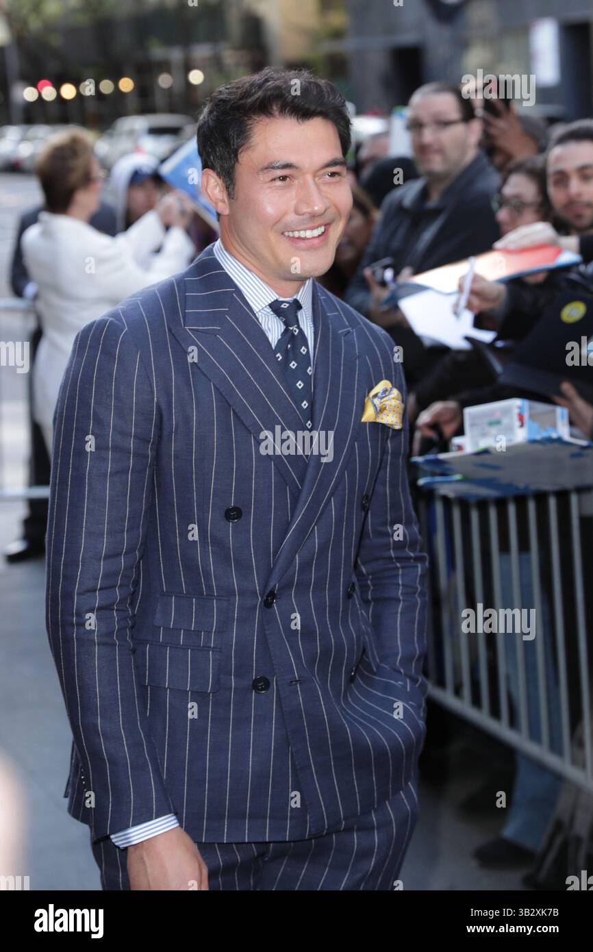 NEW YORK, NY - 27. APRIL 2025: Henry Golding nahm an der Premiere von Another Simple Favor im Jazz at Lincoln Center Teil und machte große Aufmerksamkeit auf den roten Teppich. Lebhaft in einem mintgrünen Kleid mit einem Mieder im Korsettenstil und einem Zug, während Reynolds einen eleganten, maßgeschneiderten grauen Anzug trug. Die Premiere, die im Rahmen von Lively' laufendem Rechtsstreit mit Justin Baldoni stattfand, zog auch andere Prominente und Branchenexperten an, um die bevorstehende Veröffentlichung des Films auf Prime Video zu feiern. (Foto: Giada Papini Rampelotto/EuropaNewswire). Stockfoto