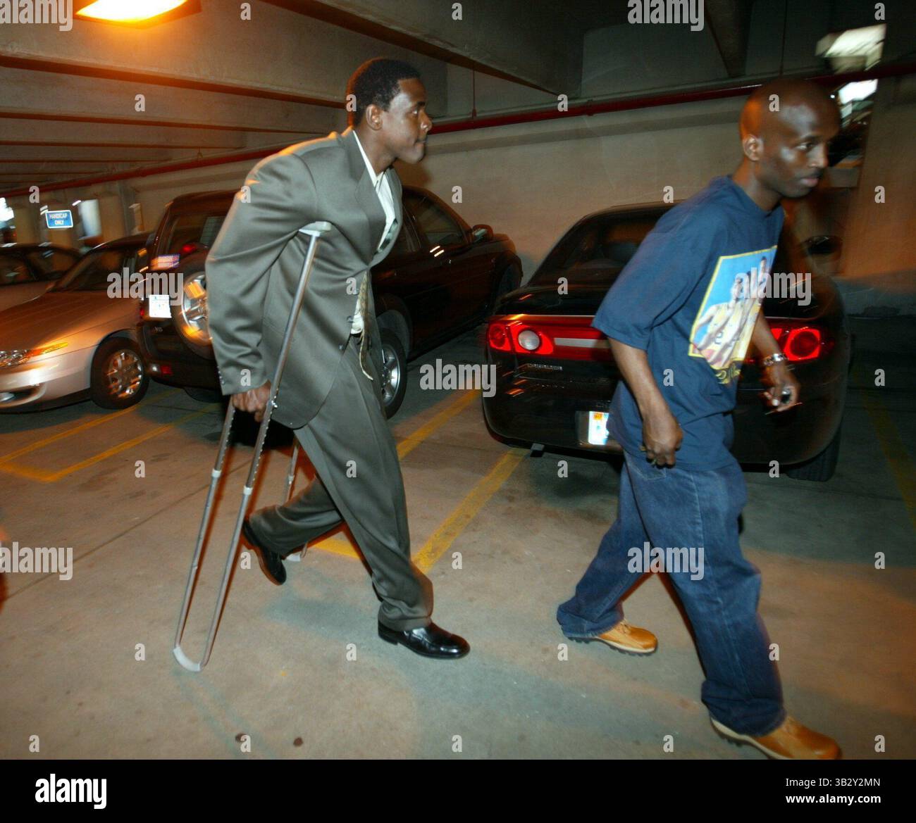 14. Juli 2003 – Michigan, MI, USA – der ehemalige NBA-Spieler Chris Webber der Michigan University, der am Montag, den 14. Juli 2003 das Bundesgericht von Detroit verlassen hat. Rechts ist Webbers Highschool-Freund Kevin Colson. Webber plädiert in einem langjährigen Fall für die Senkung der Gebühren, der darauf zurückgeht, Bargeld zu nehmen, während er Basketball bei UM spielt. (Kreditbild: © Detroit Free Press via ZUMA Wire) Stockfoto