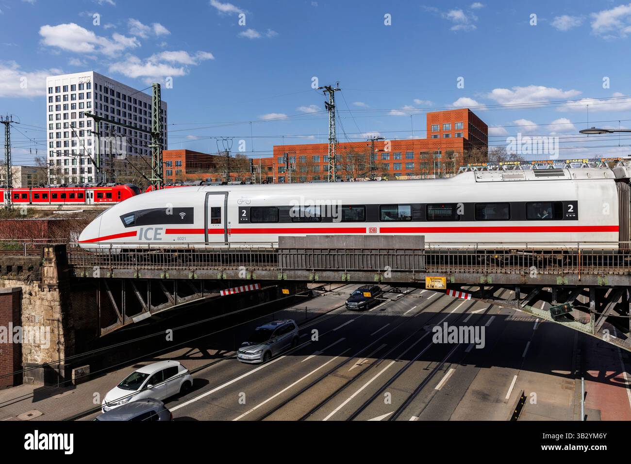 Hochgeschwindigkeitszug ICE 3 im Stadtteil Deutz, Köln, Deutschland. Hochzeitszug ICE 3 im Stadtteil Deutz, Köln, Deutschland. Stockfoto