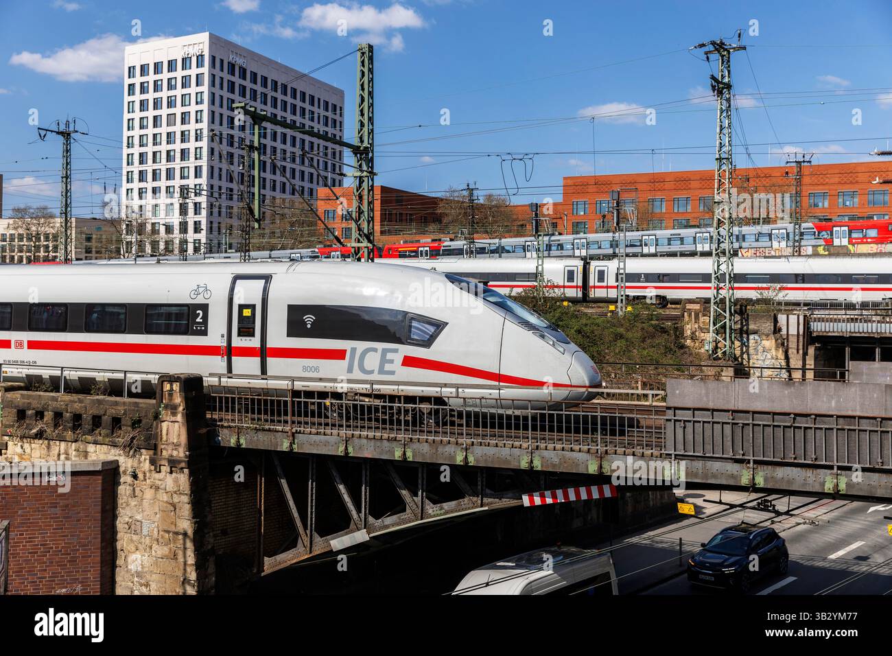 Hochgeschwindigkeitszug ICE 3 im Stadtteil Deutz, Köln, Deutschland. Hochzeitszug ICE 3 im Stadtteil Deutz, Köln, Deutschland. Stockfoto