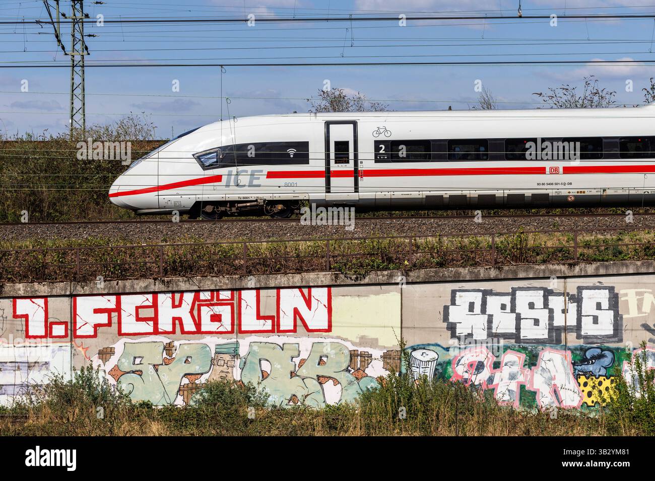 Hochgeschwindigkeitszug ICE 3 im Stadtteil Deutz, Köln, Deutschland. Hochzeitszug ICE 3 im Stadtteil Deutz, Köln, Deutschland. Stockfoto
