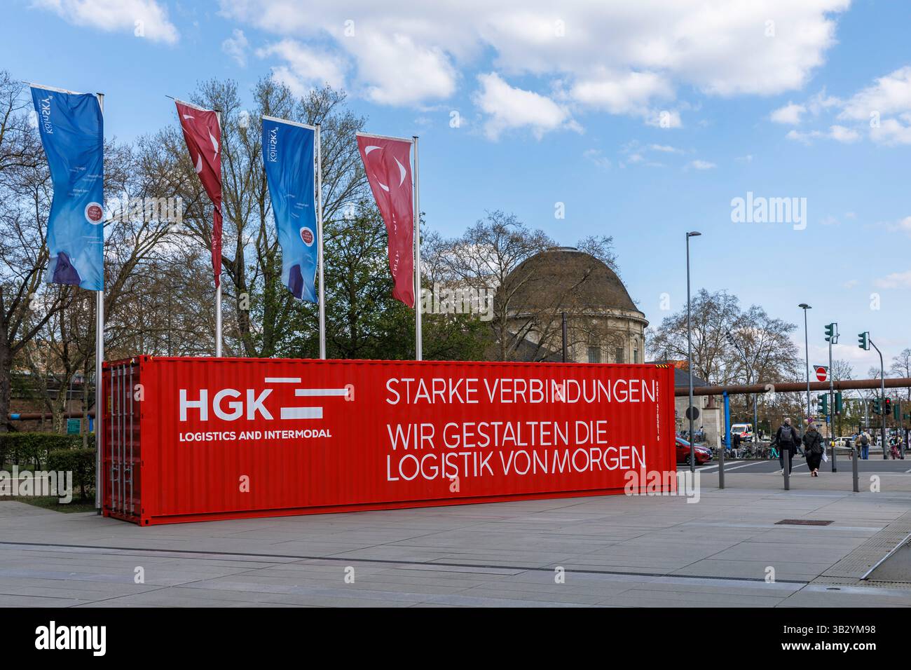 Ein roter Frachtcontainer der HGK Haefen und Gueterverkehr Köln AG steht am Ottoplatz im Kölner Stadtteil Deutz. ein Roter Fr. Stockfoto
