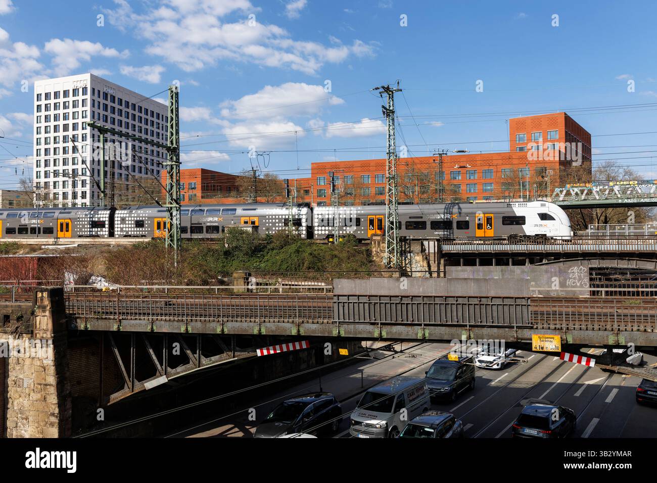Regionalzug Rhein-Ruhr Express im Stadtteil Deutz, Köln. Regionalzug Rhein-Ruhr Express in Deutz, Köln, Deutschland. Stockfoto