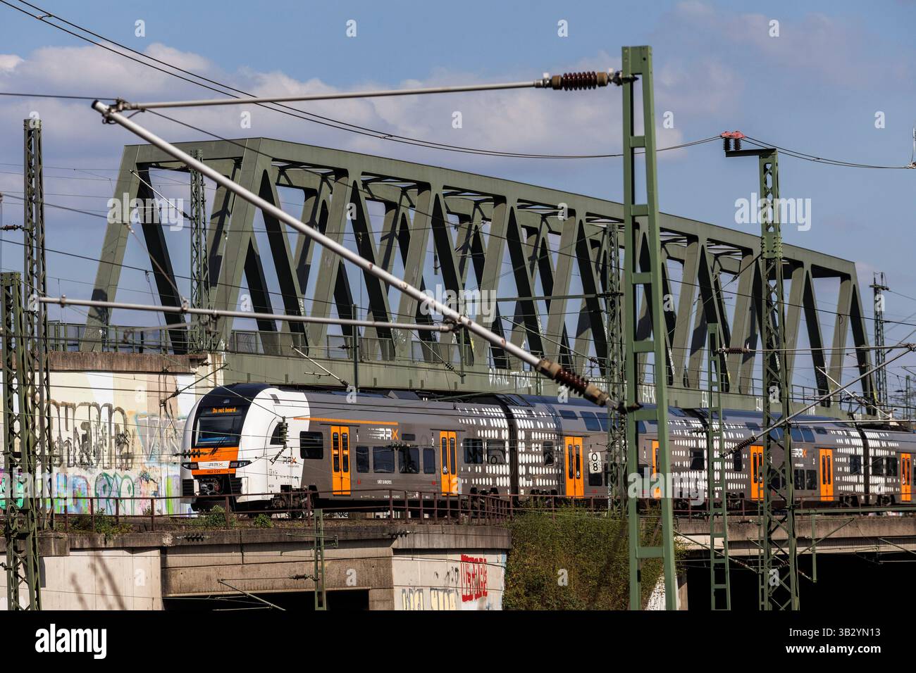 Regionalzug Rhein-Ruhr Express im Stadtteil Deutz, Köln. Regionalzug Rhein-Ruhr Express in Deutz, Köln, Deutschland. Stockfoto