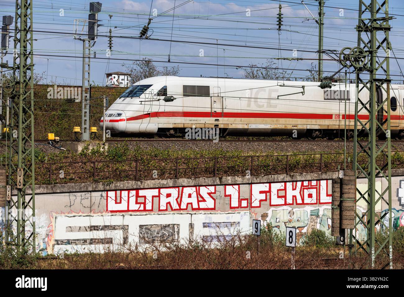 Hochgeschwindigkeitszug ICE 2 im Stadtteil Deutz, Köln. Hochgeschwindigkeitszug ICE 2 im Stadtteil Deutz, Köln, Deutschland. Stockfoto