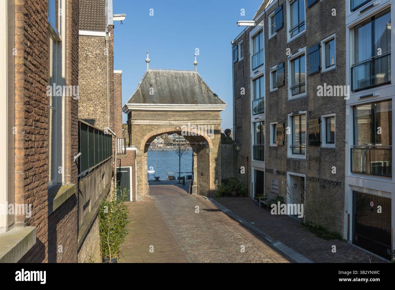 Der Catrijnepoort ist ein Stadttor in der südholländischen Stadt Dordrecht. Das Tor befindet sich an der Hooikade entlang der Oude Maas und bildet die Schließung Stockfoto