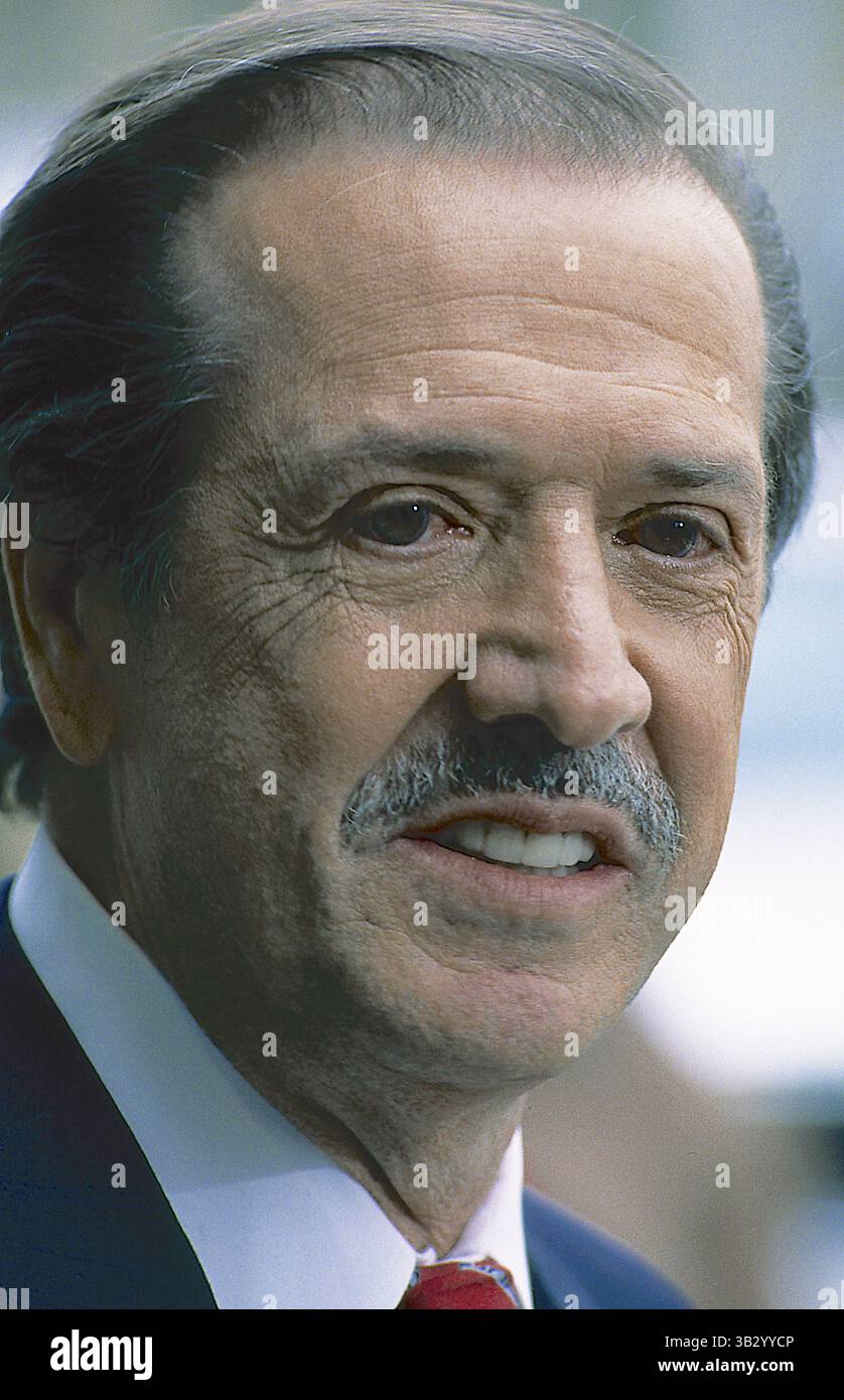 1. April 2015: Washington, District of Columbia, Vereinigte Staaten von Amerika – Washington DC. 1995. Kongressabgeordneter Sonny Bono. Salvatore Phillip ''Sonny'' Bono, ein US-amerikanischer Musiker und Produzent, der in Zusammenarbeit mit seiner zweiten Frau Cher als populäres Gesangsduo Sonny & Cher bekannt wurde. Er war außerdem Bürgermeister von Palm Springs, Kalifornien, von 1988 bis 1992 und Kongressabgeordneter für Kaliforniens 44. Bezirk von 1994 bis zu seinem Tod bei einem Skiunfall, während er noch im Amt war. Credit: Mark Reinstein (Credit Image: © Mark Reinstein via ZUMA Wire) Stockfoto