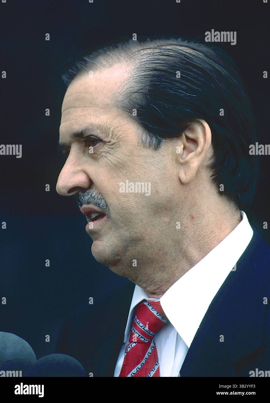 1. April 2015: Washington, District of Columbia, Vereinigte Staaten von Amerika – Washington DC. 1995. Kongressabgeordneter Sonny Bono. Salvatore Phillip ''Sonny'' Bono, ein US-amerikanischer Musiker und Produzent, der in Zusammenarbeit mit seiner zweiten Frau Cher als populäres Gesangsduo Sonny & Cher bekannt wurde. Er war außerdem Bürgermeister von Palm Springs, Kalifornien, von 1988 bis 1992 und Kongressabgeordneter für Kaliforniens 44. Bezirk von 1994 bis zu seinem Tod bei einem Skiunfall, während er noch im Amt war. Credit: Mark Reinstein (Credit Image: © Mark Reinstein via ZUMA Wire) Stockfoto