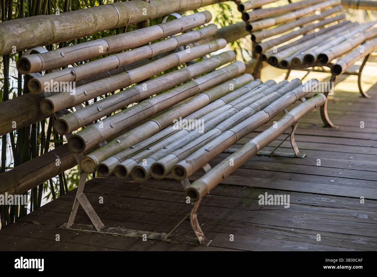 Bambusbank im Öko-Stil aus natürlichen Materialien für nachhaltige Inneneinrichtung oder Gartendekoration, die Bio-Design und umweltfreundliches Wohnen unterstreicht Stockfoto