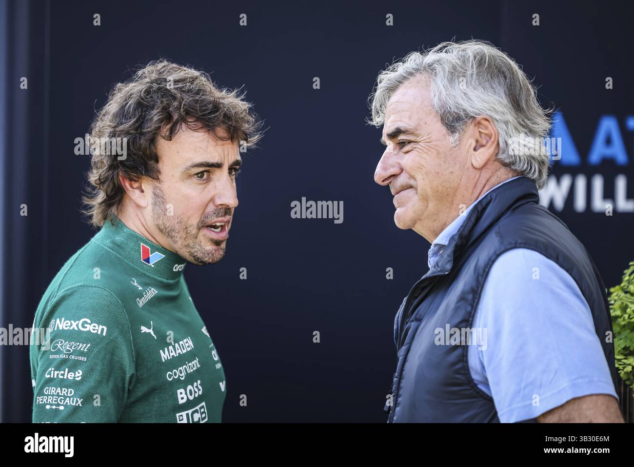 MELBOURNE, AUSTRALIEN – 13. MÄRZ: Fernando Alonso aus Spanien und Aston Martin Aramco F1 Team sprechen mit Carlos Sainz SNR vor dem Australian Grand P 2025 Stockfoto