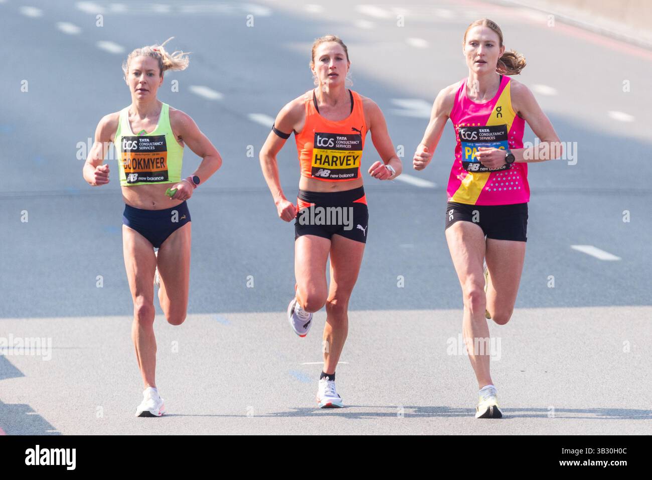 Molly Bookmyer und Rose Harvey, weibliche Elite-Athletin, die 2025 beim TCS London Marathon antraten, durchquerten Tower Hill, London Stockfoto