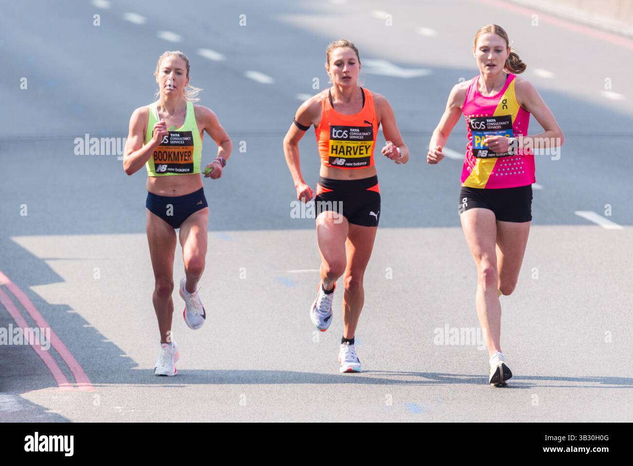 Molly Bookmyer und Rose Harvey, weibliche Elite-Athletin, die 2025 beim TCS London Marathon antraten, durchquerten Tower Hill, London Stockfoto