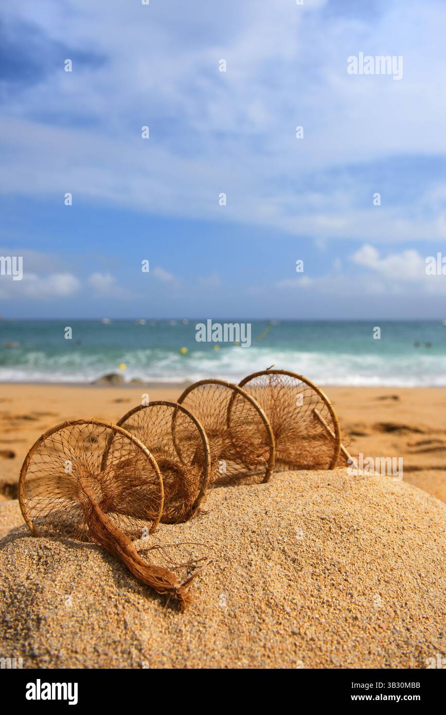 Fischernetz am Sommerstrand Stockfoto