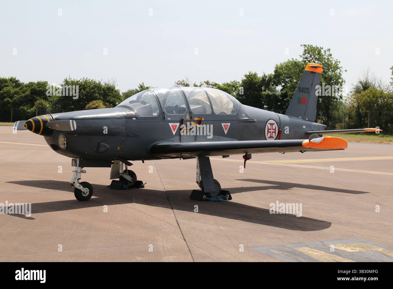 11405, ein SOCATA TB30 Epsilon, das von der portugiesischen Luftwaffe (Forca Aérea Portuguesa) betrieben wird, auf der Royal International Air Tattoo 2022 (RIAT 22), die bei der RAF Fairford in Gloucestershire (England) stattfand. Stockfoto