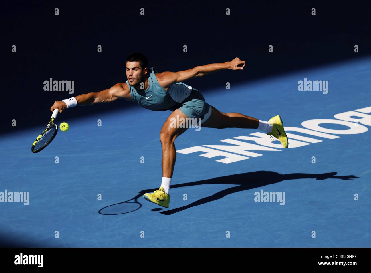 MELBOURNE, AUSTRALIEN – 19. JANUAR: Carlos Alcaraz aus Spanien trifft am 8. Tag der Australian Open 2025 in der Vorhand gegen Jack Draper aus Großbritannien Stockfoto