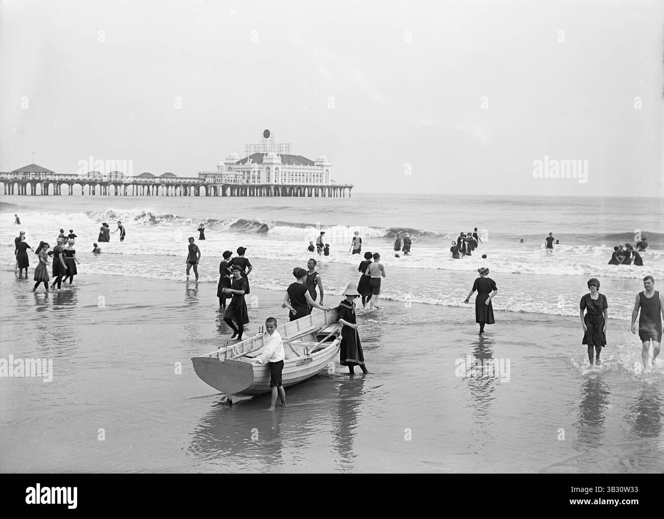 März 2012 - Ruderboote und Strandbesucher in Beach, Atlantic, City, New Jersey, USA, circa 1900 (Bild: © Glasshouse Via ZUMA Wire) Stockfoto