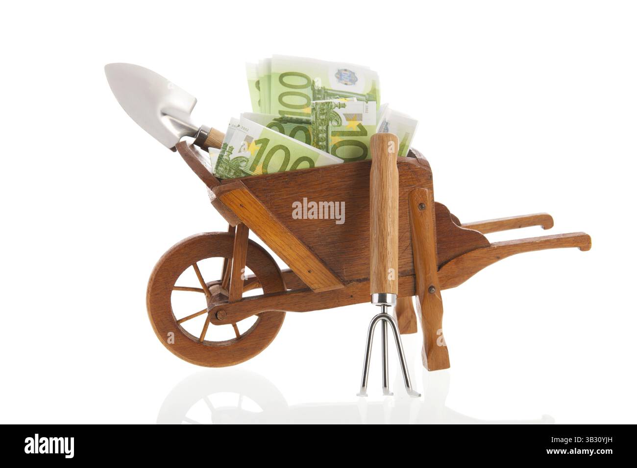 Gartenarbeit mit Euro in der Schubkarre isoliert auf weißem Hintergrund Stockfoto