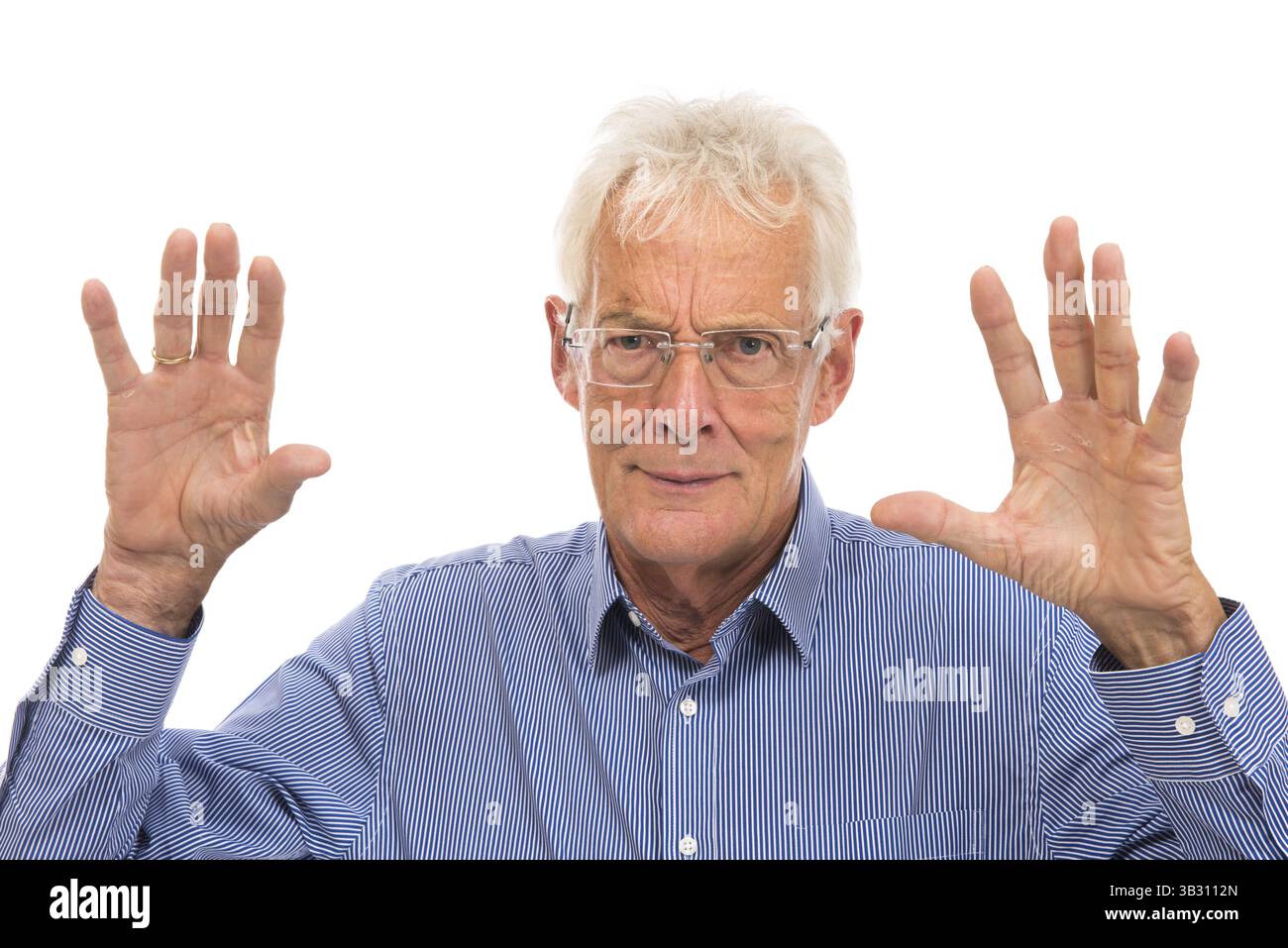 Porträt erschreckt Senior Mann isoliert vor weißem Hintergrund Stockfoto