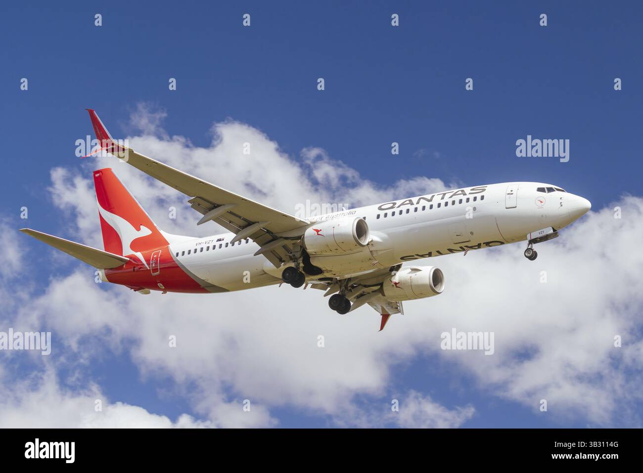 MELBOURNE, AUSTRALIEN - 07. SEPTEMBER 2024: Eine Qantas Boeing 737-800 fliegt am 7. September 2024 von Adelaide aus nach Melbourne, Australien, OCE Stockfoto
