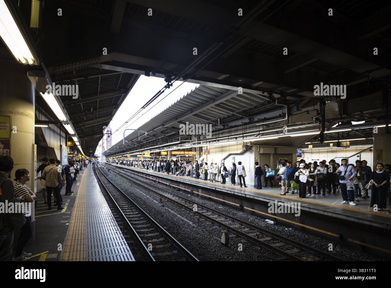 TOKIO, JAPAN - 11. MAI 2019: Bahnhof Shinjuku, Bahnsteig und Eisenbahn in Tokio Japan Stockfoto