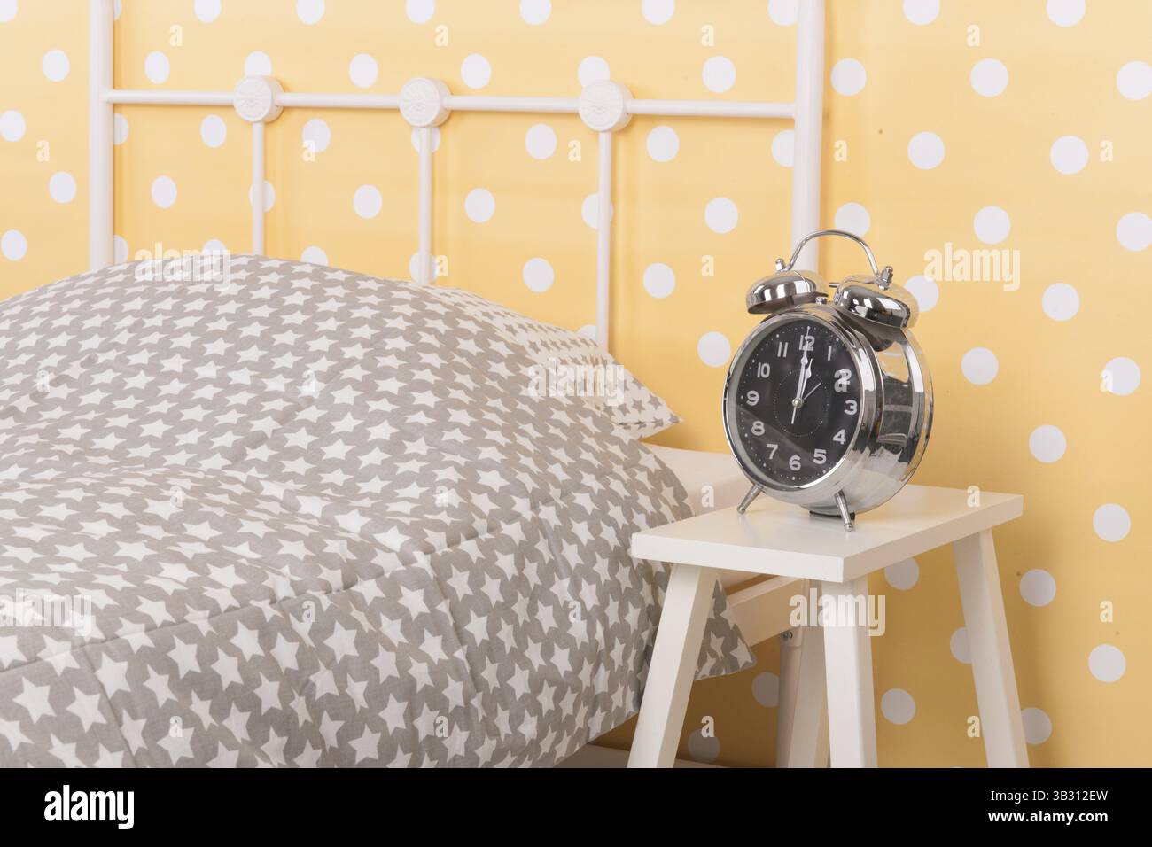 Gelbes Schlafzimmer mit Einzelbett Stockfoto