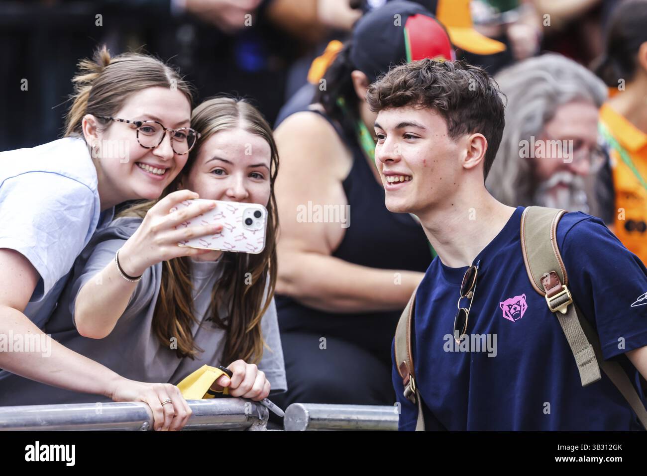 MELBOURNE, AUSTRALIEN - 13. MÄRZ: Oliver Bearman aus Großbritannien und MoneyGram Haas F1 Team mit Fans vor dem Großen Preis von Australien 2025 in Albert Stockfoto